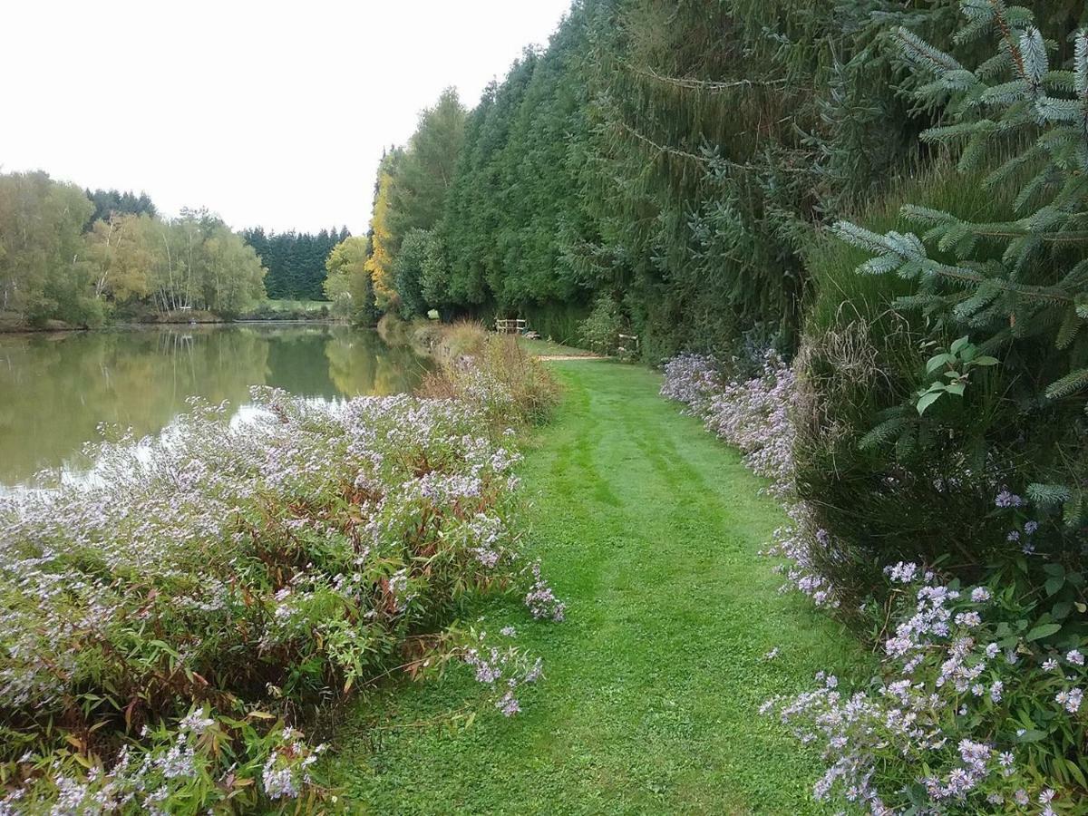 Spruce Lake Sauviat-sur-Vige Kültér fotó